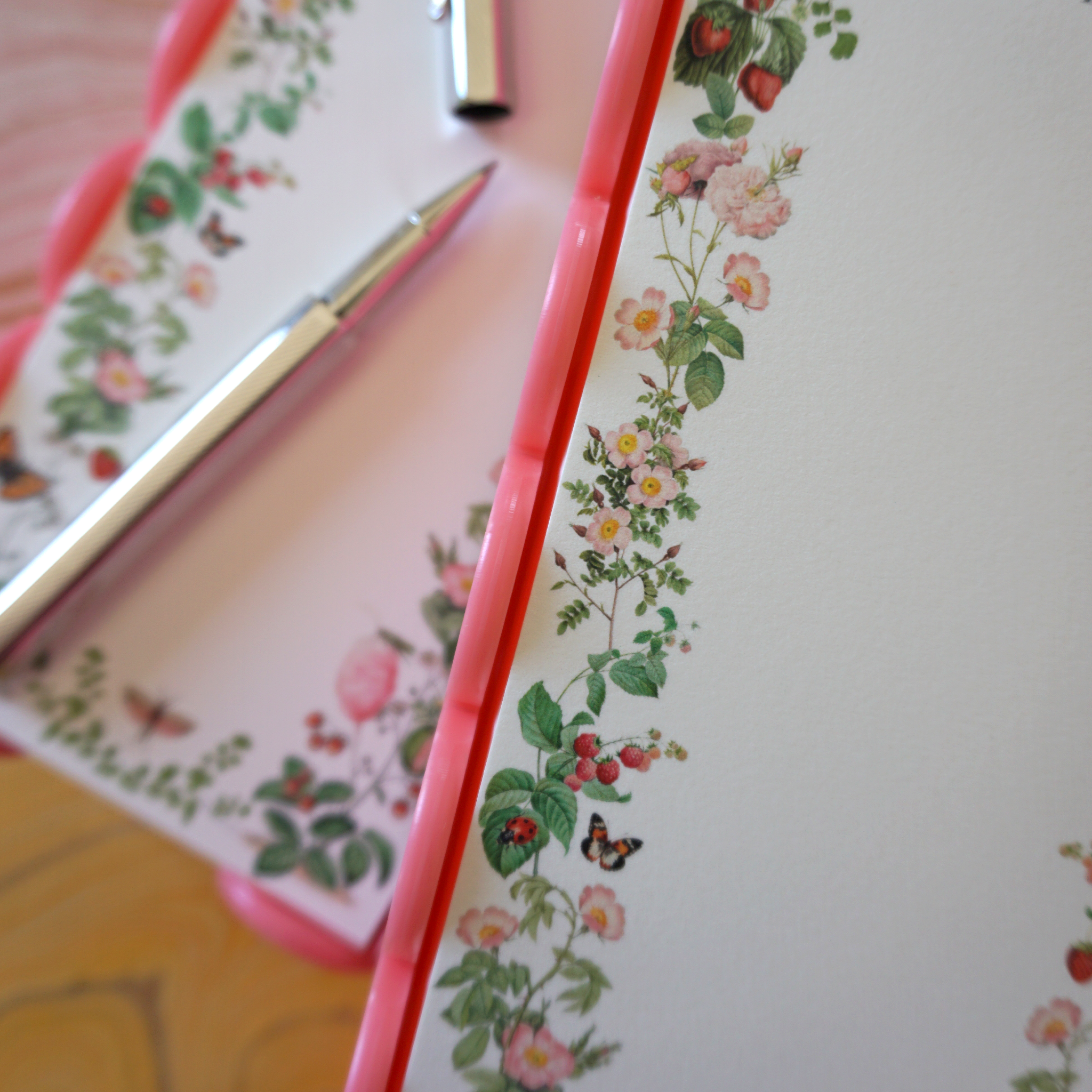 Scalloped Acrylic Tray and Notepad - Strawberry Surprise