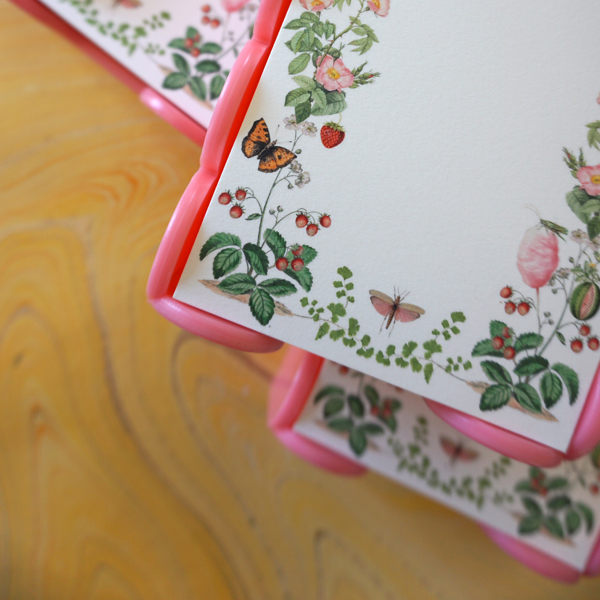 Scalloped Acrylic Tray and Notepad - Strawberry Surprise