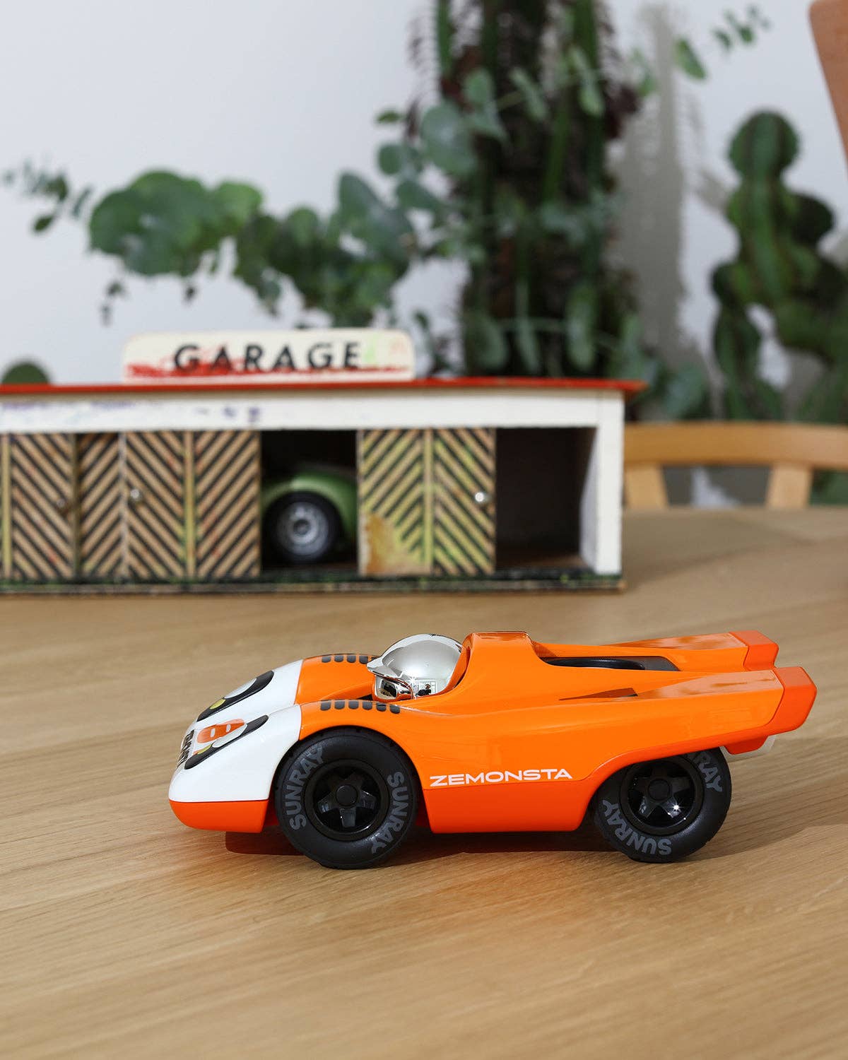 Car ZEMONSTA: Zemonsta Egon Orange